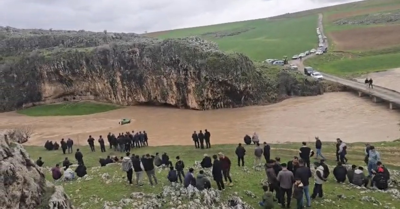 Sele kapılan traktördeki 4 kişi kurtarıldı