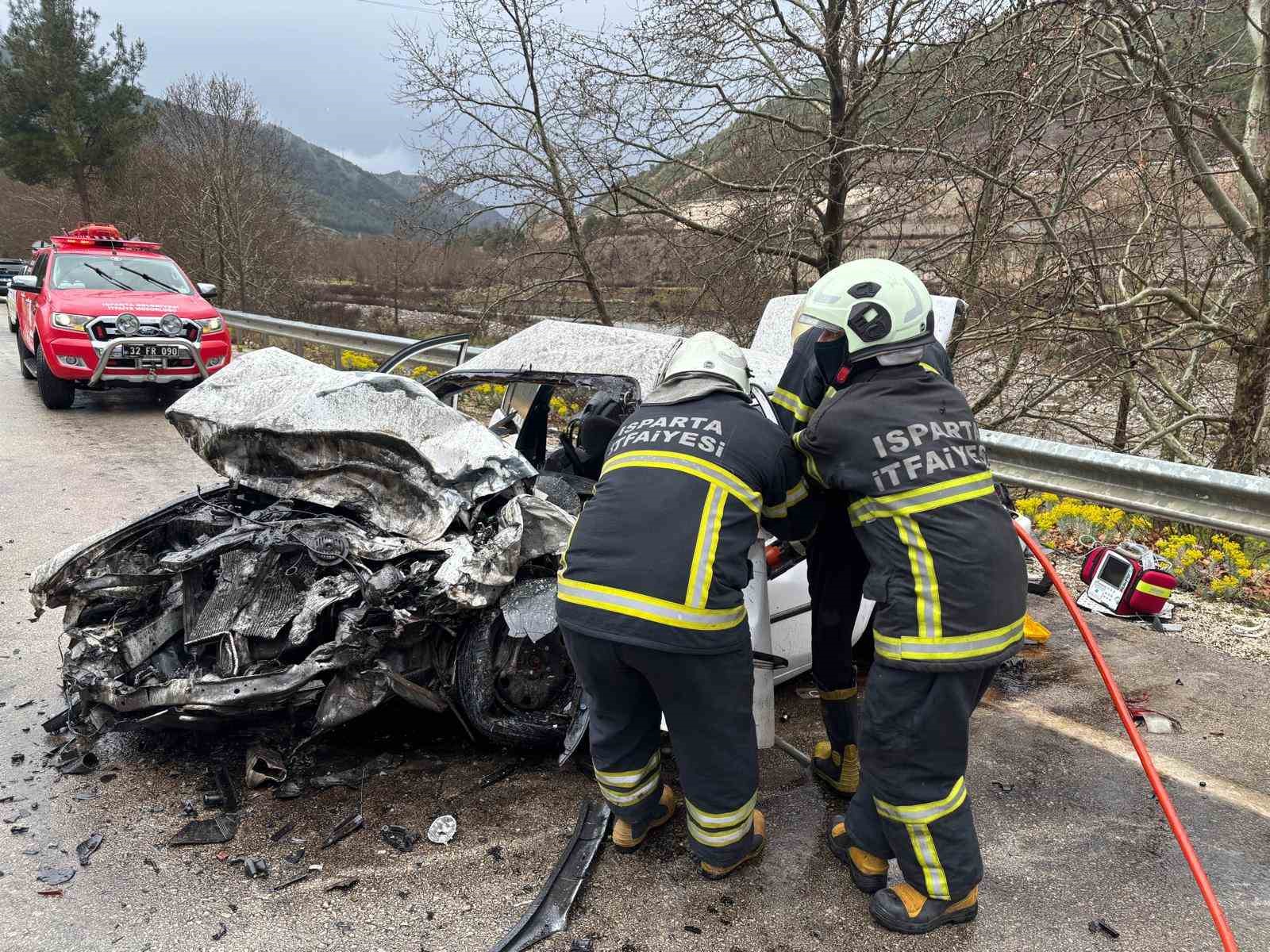 Isparta-Antalya kara yolunda feci kaza: 2 ölü, 4 yaralı