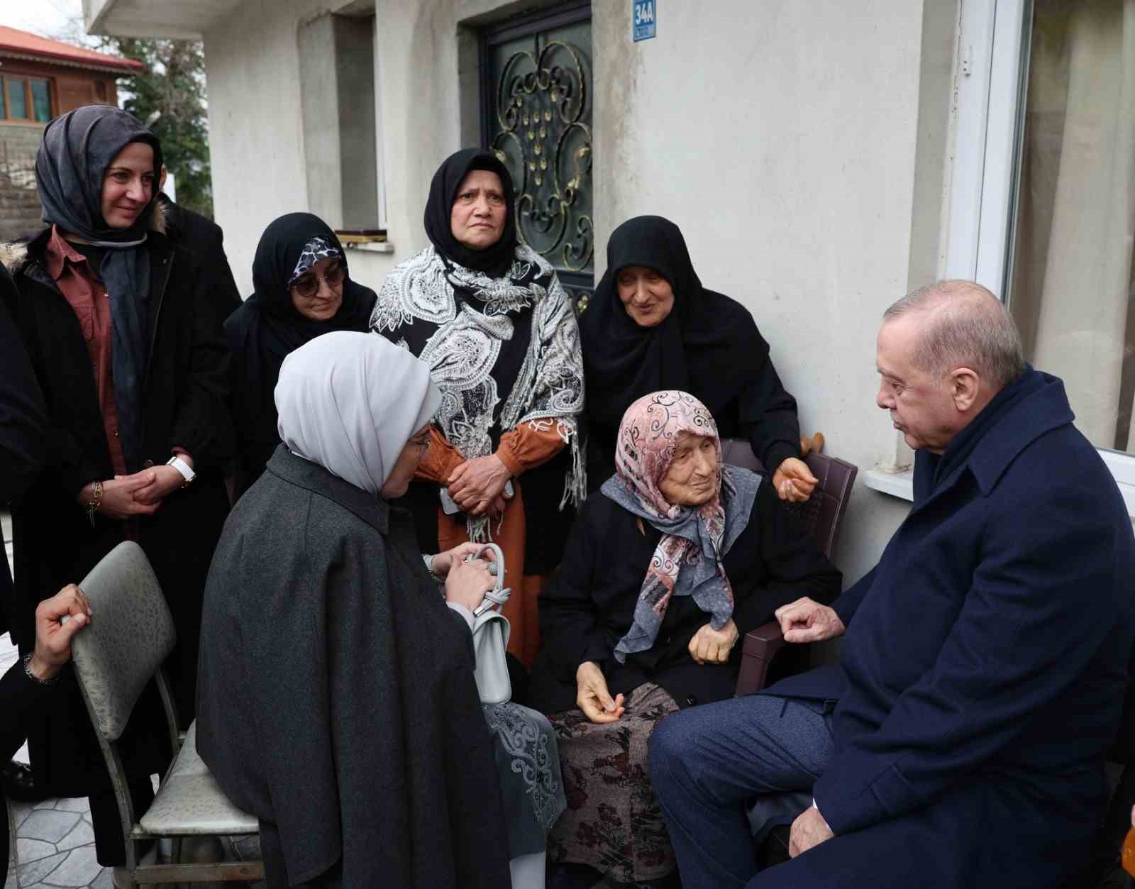 Cumhurbaşkanı Erdoğan, Rize’de komşularıyla bayramlaştı