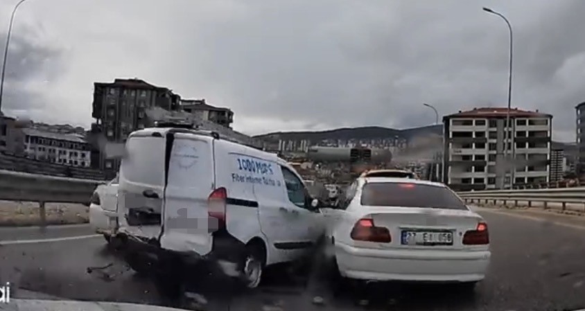 Kontrolden çıkan araç, önündeki 4 araca çarptı: O anlar kamerada