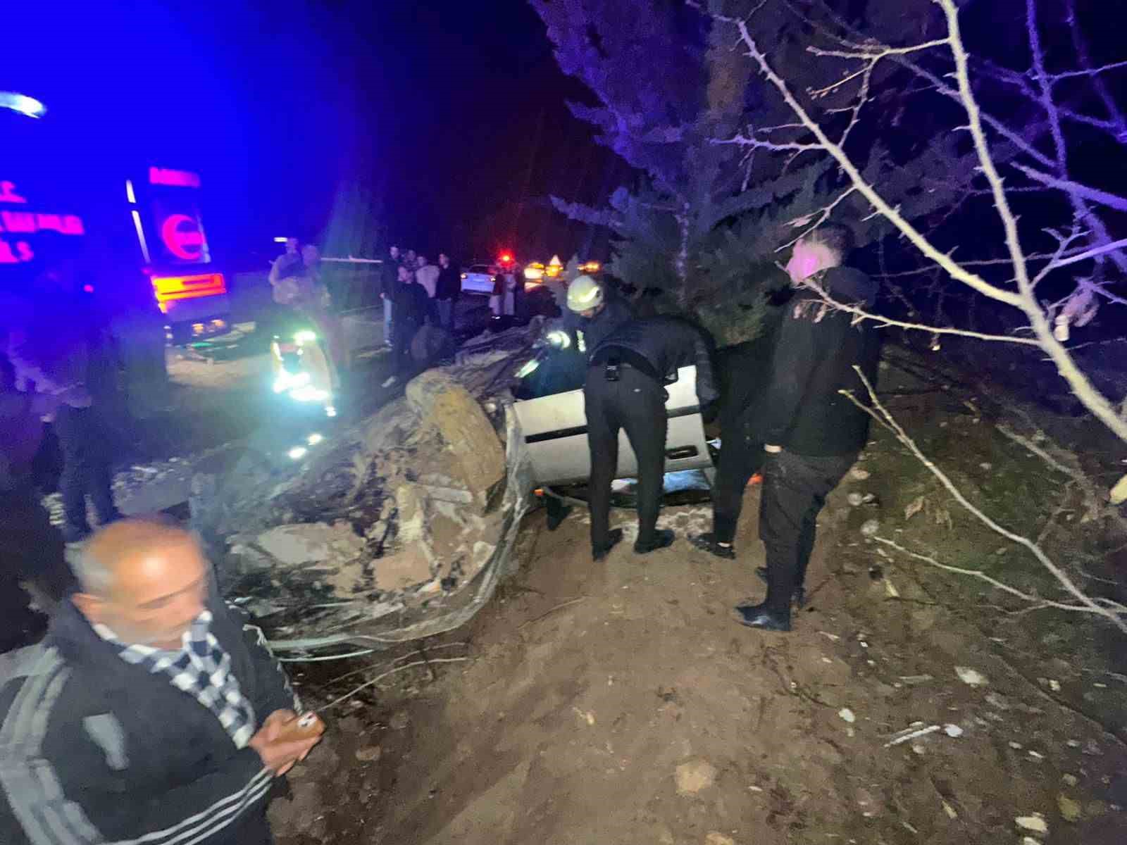 Adıyaman’da otomobil şarampole yuvarlandı: 2 yaralı