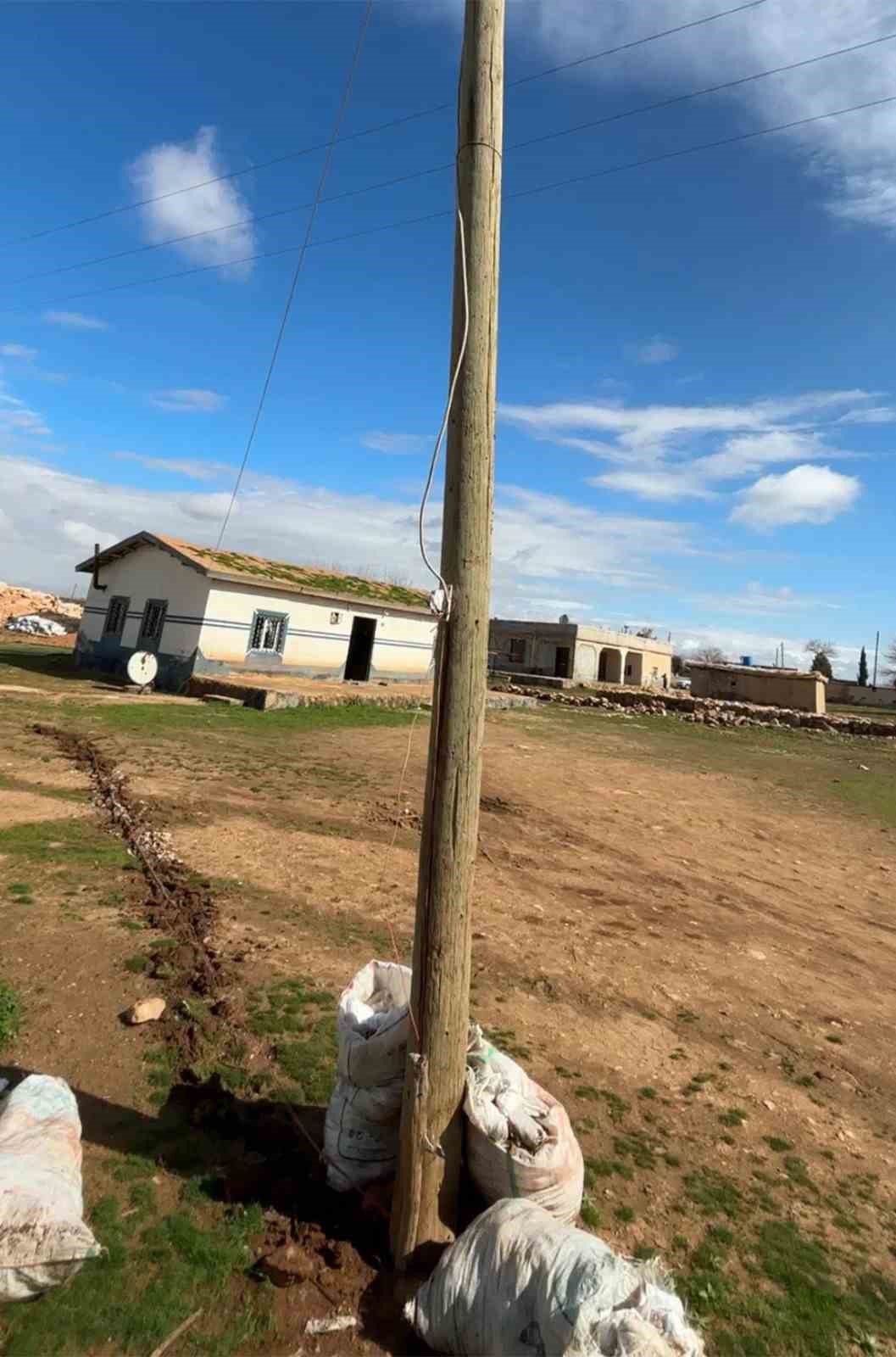 Direği oyup kaçak hat çekmişler