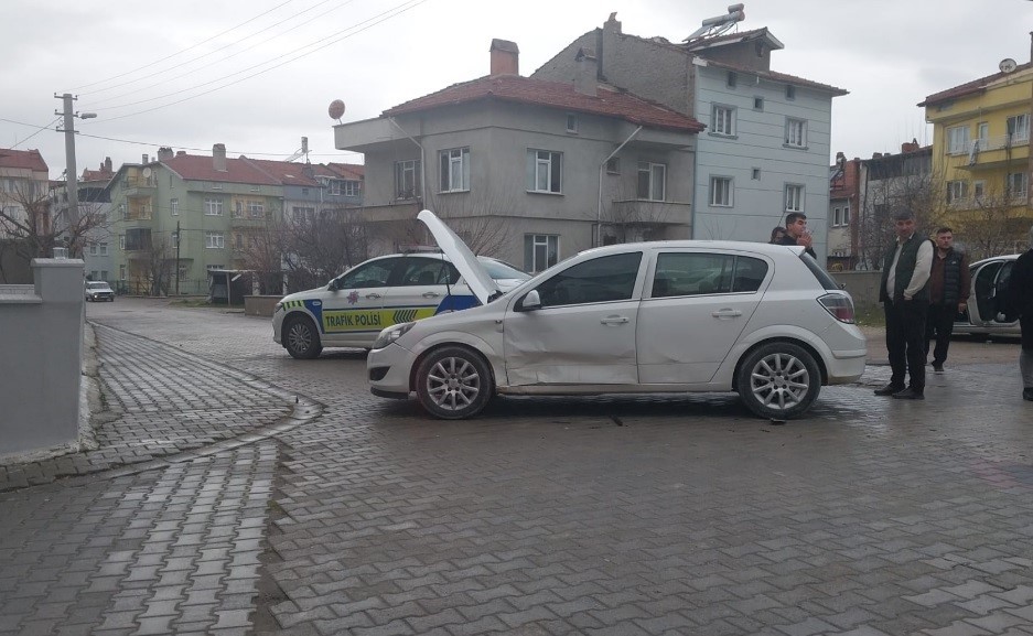 Tavşanlı’da iki otomobil çarpıştı 1 bebek 3 kişi yaralandı