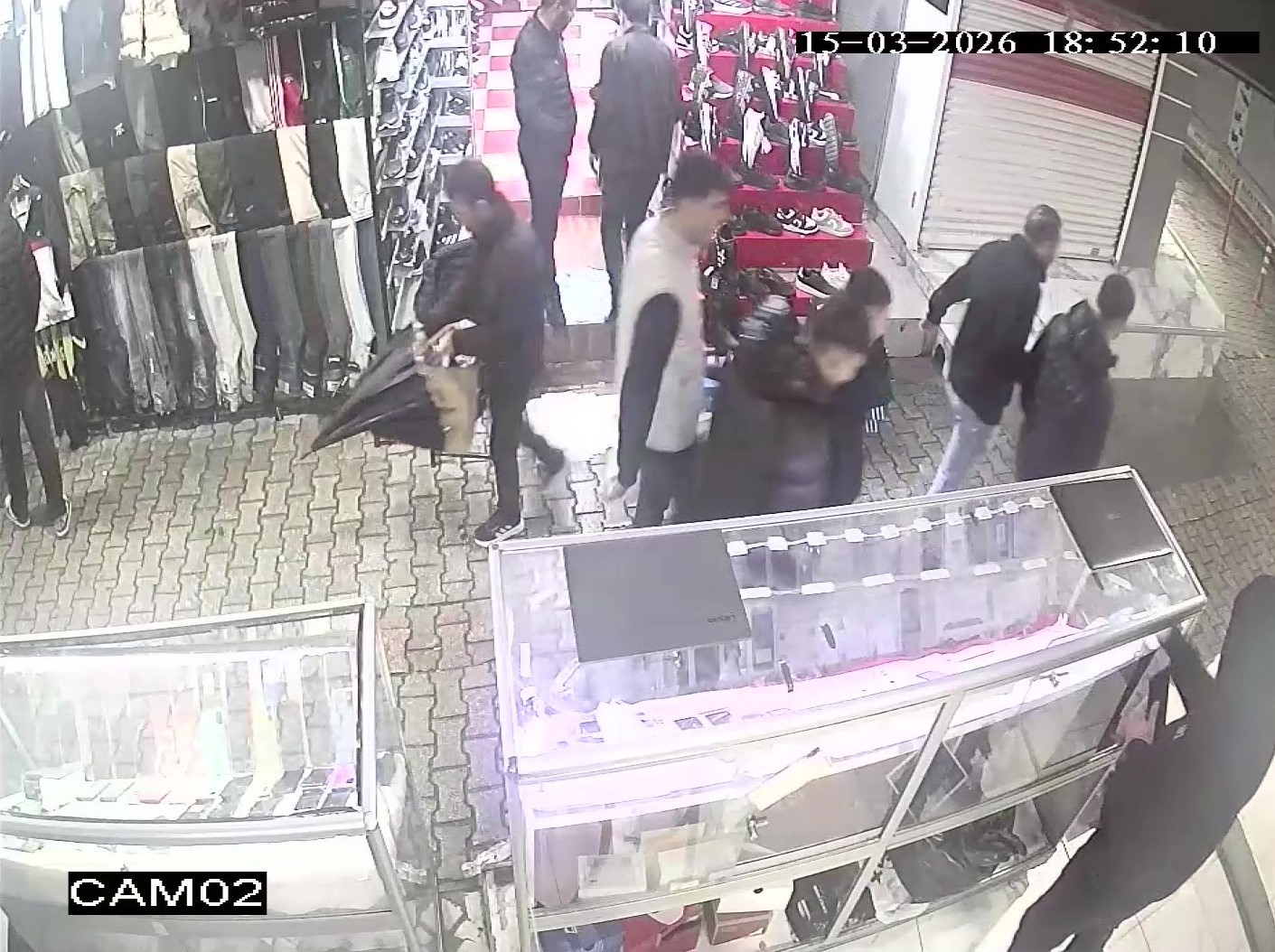 Fiyat sorma bahanesiyle girdi cep telefonu çaldı: "Hoşuma gitti" savunması yaptı