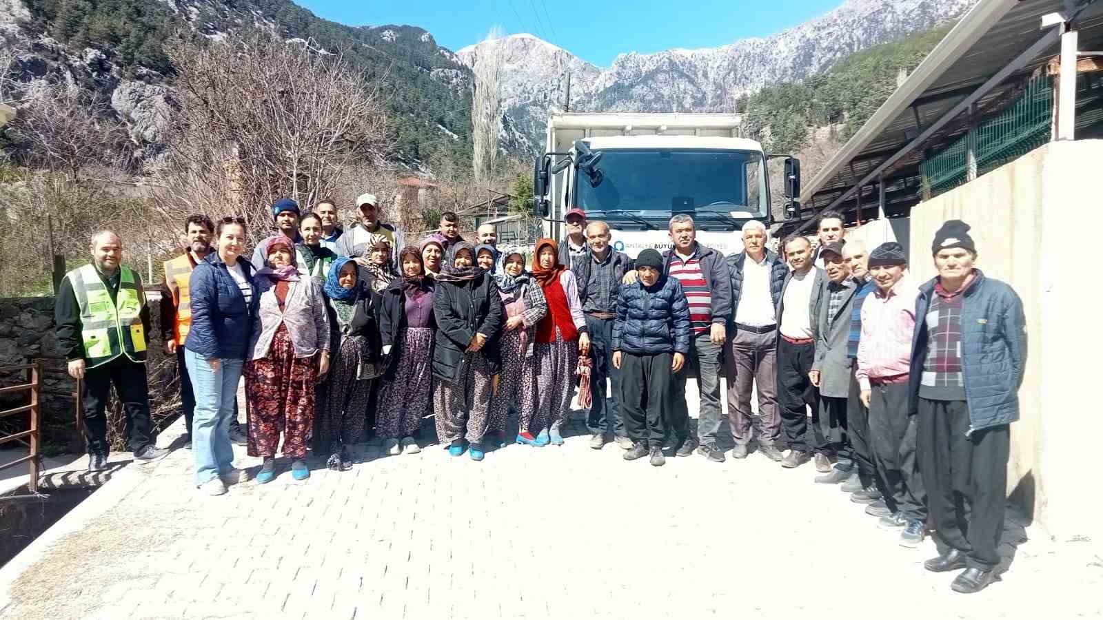 Büyükşehir’den üreticilere ipekböceği besleme tablası desteği