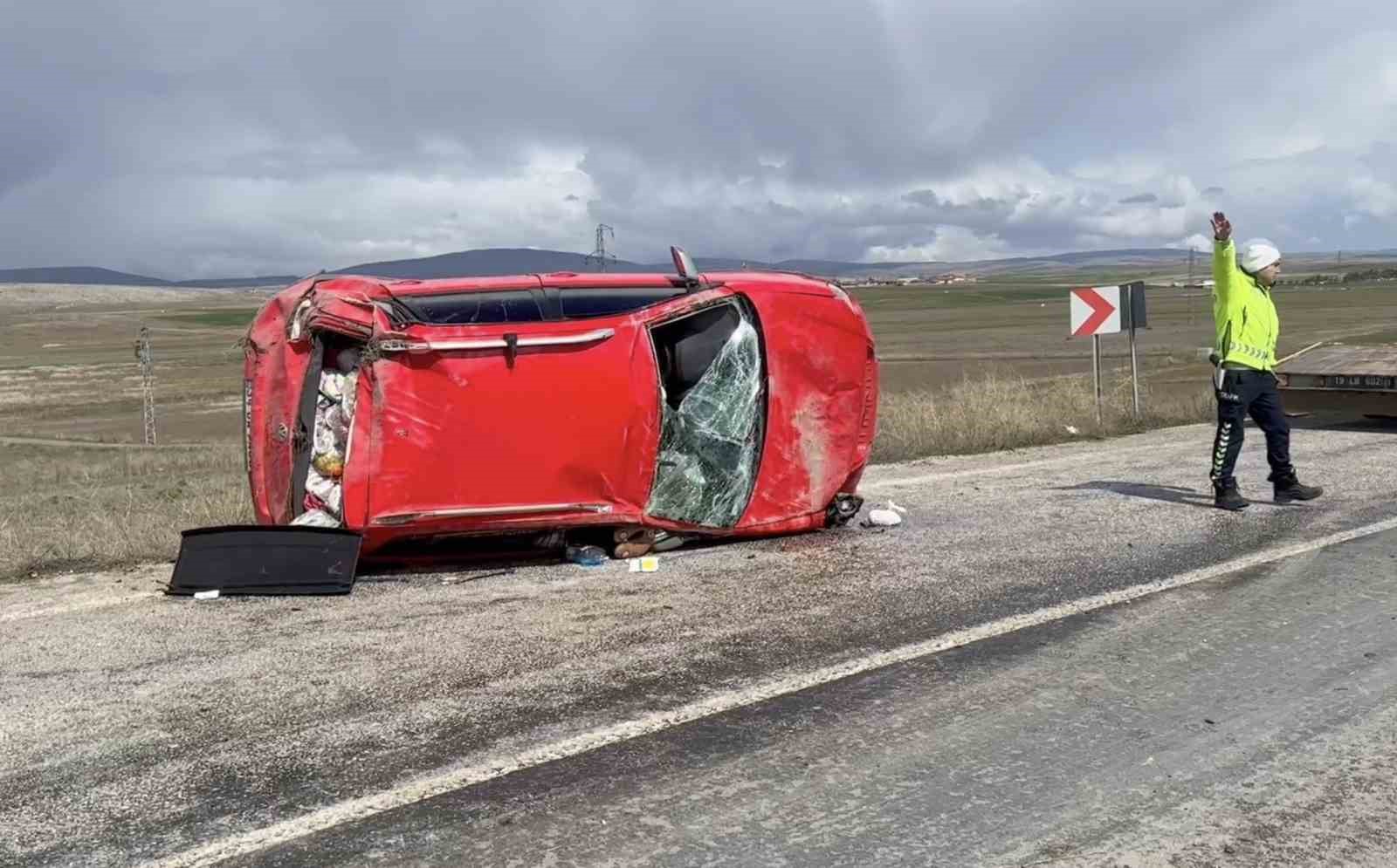 Çorum’da takla atan otomobildeki 3 kişi yaralandı