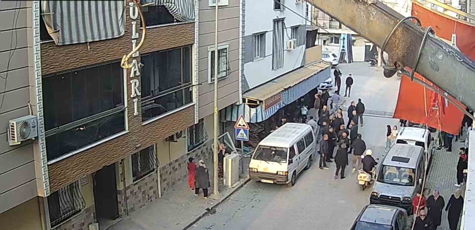 Motosikletliye çarpmamak için bakkala girdi
