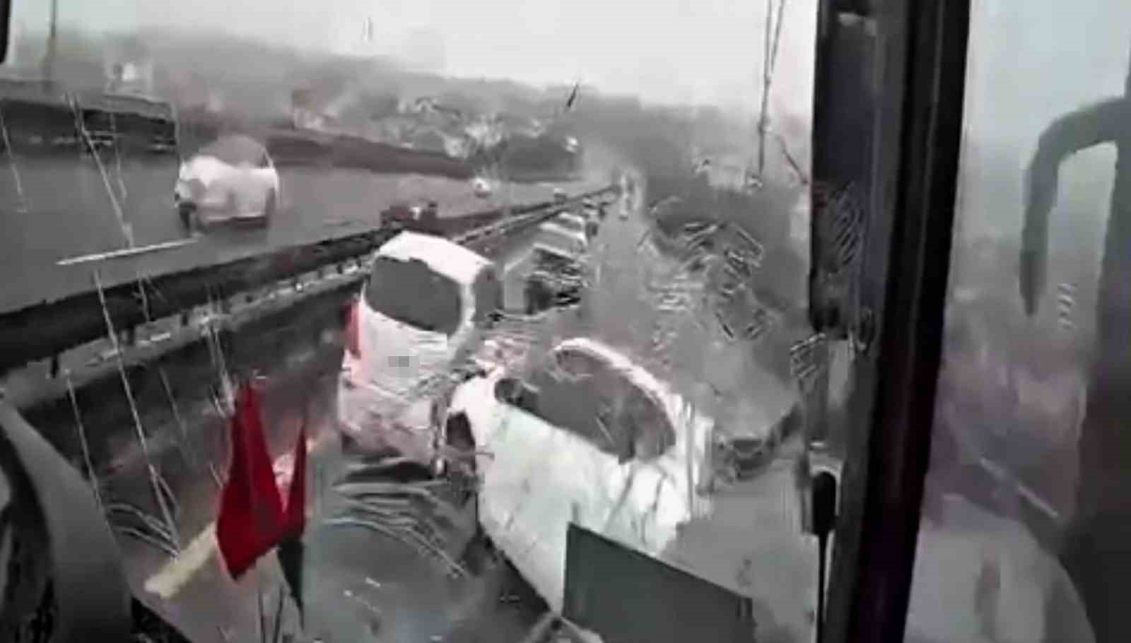 8 kişinin yaralandığı kaza anı kamerada