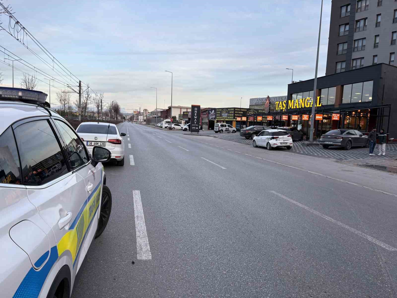 İki otomobil ve tramvayın karıştığı kazada 2 kişi yaralandı