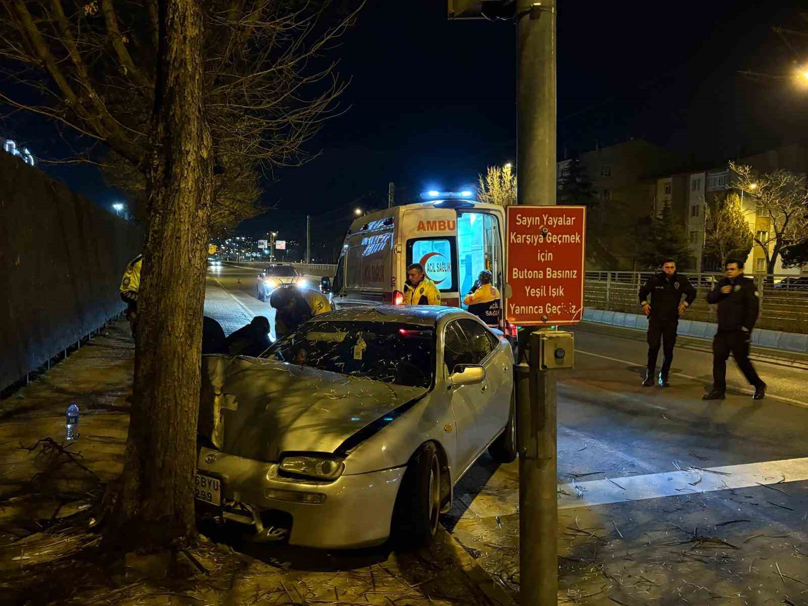 Kaldırıma çıkan otomobil ağaca çarptı: 2 yaralı