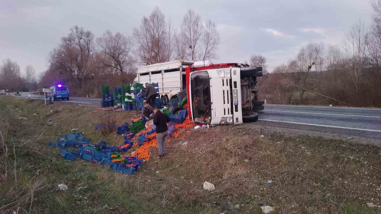 Domaniç’te kamyonet takla attı: 2 yaralı
