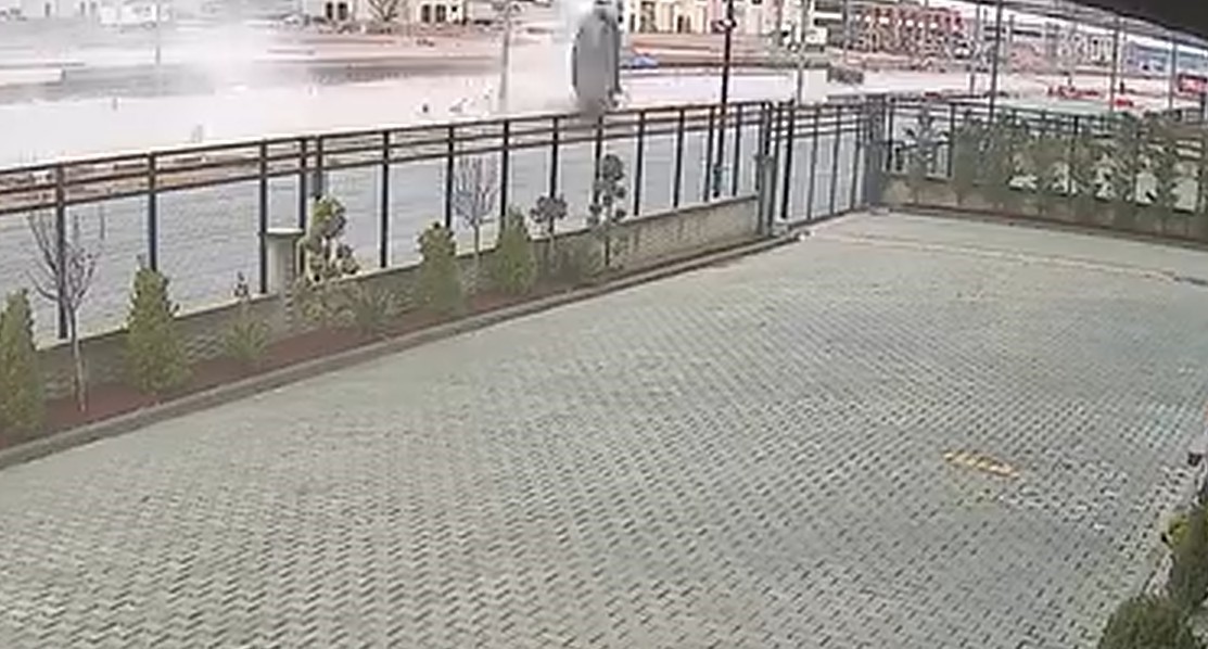 Hızla su birikintisine giren otomobil takla attı