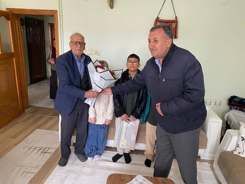 Diyarbakır’da öğrenciler, emekli öğretmenleri unutmadı