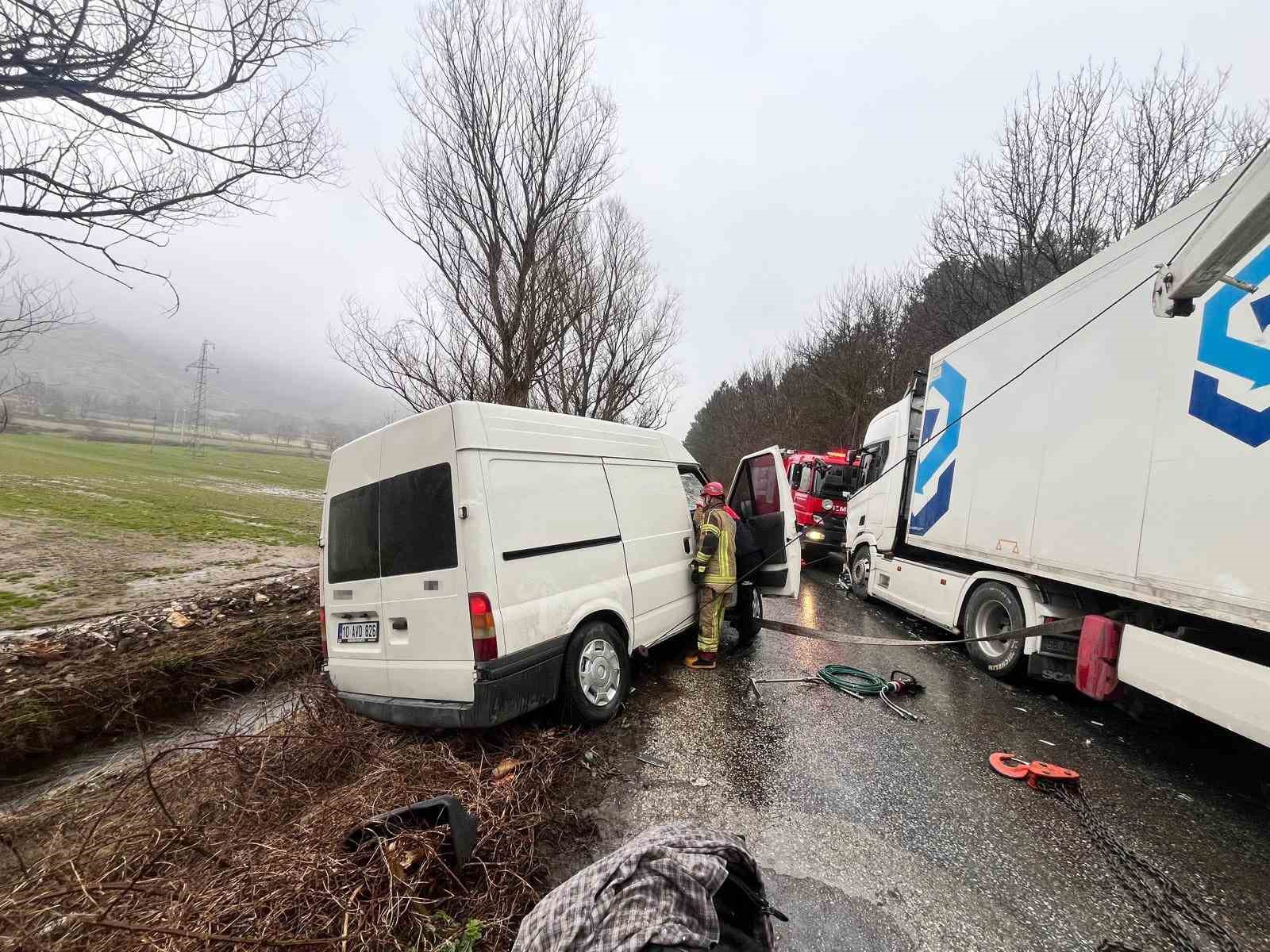 İzmir’de otomobil ile tır çarpıştı: 2 yaralı