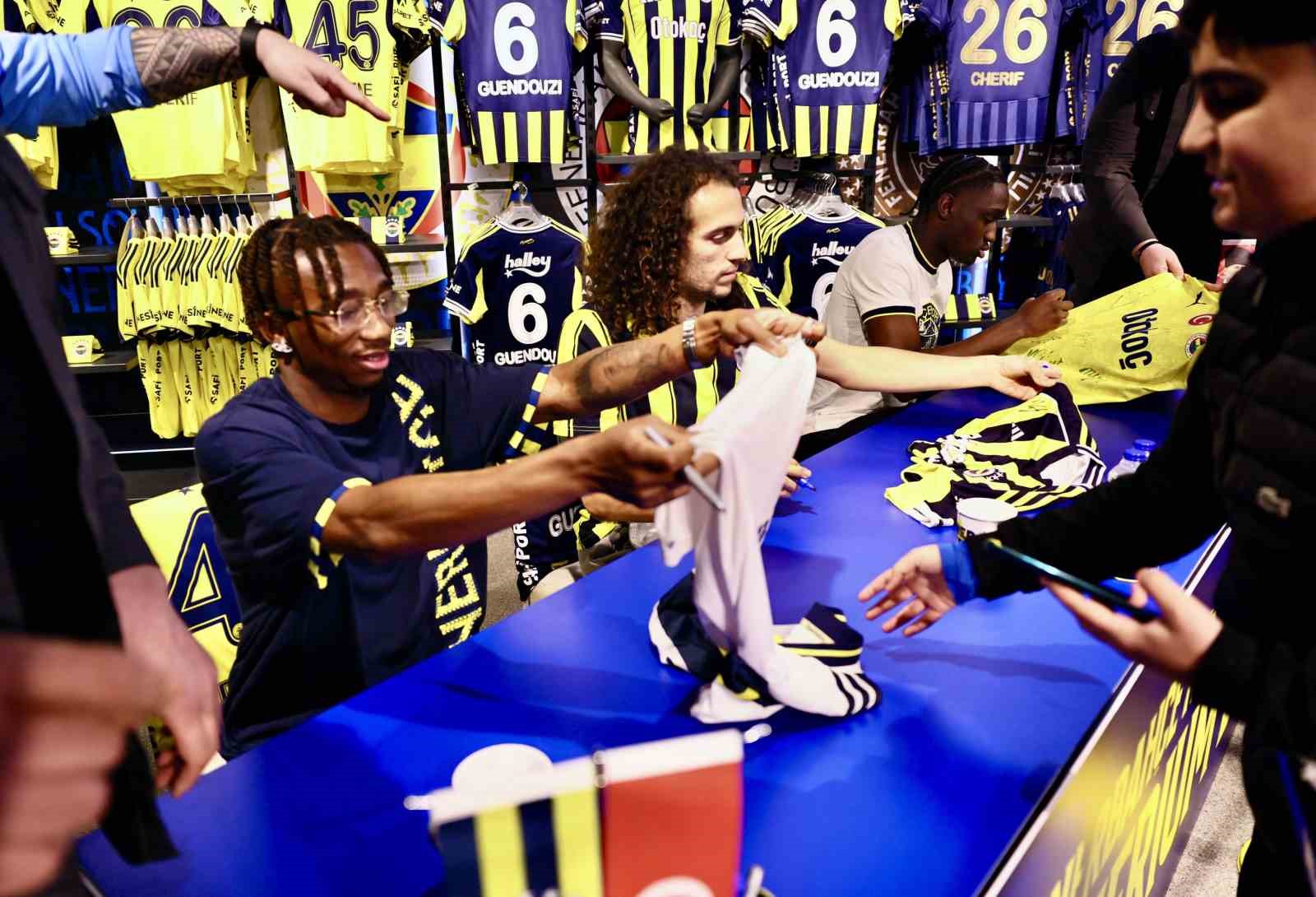 Fenerbahçeli futbolcular Guendouzi, Nene ve Cherif, taraftarlarla buluştu