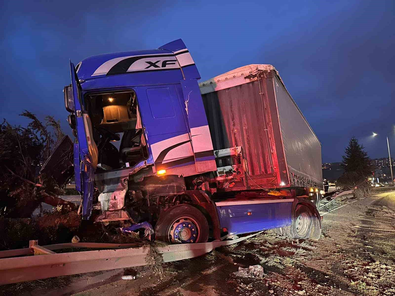 Samsun’da tır devrildi: 1 yaralı