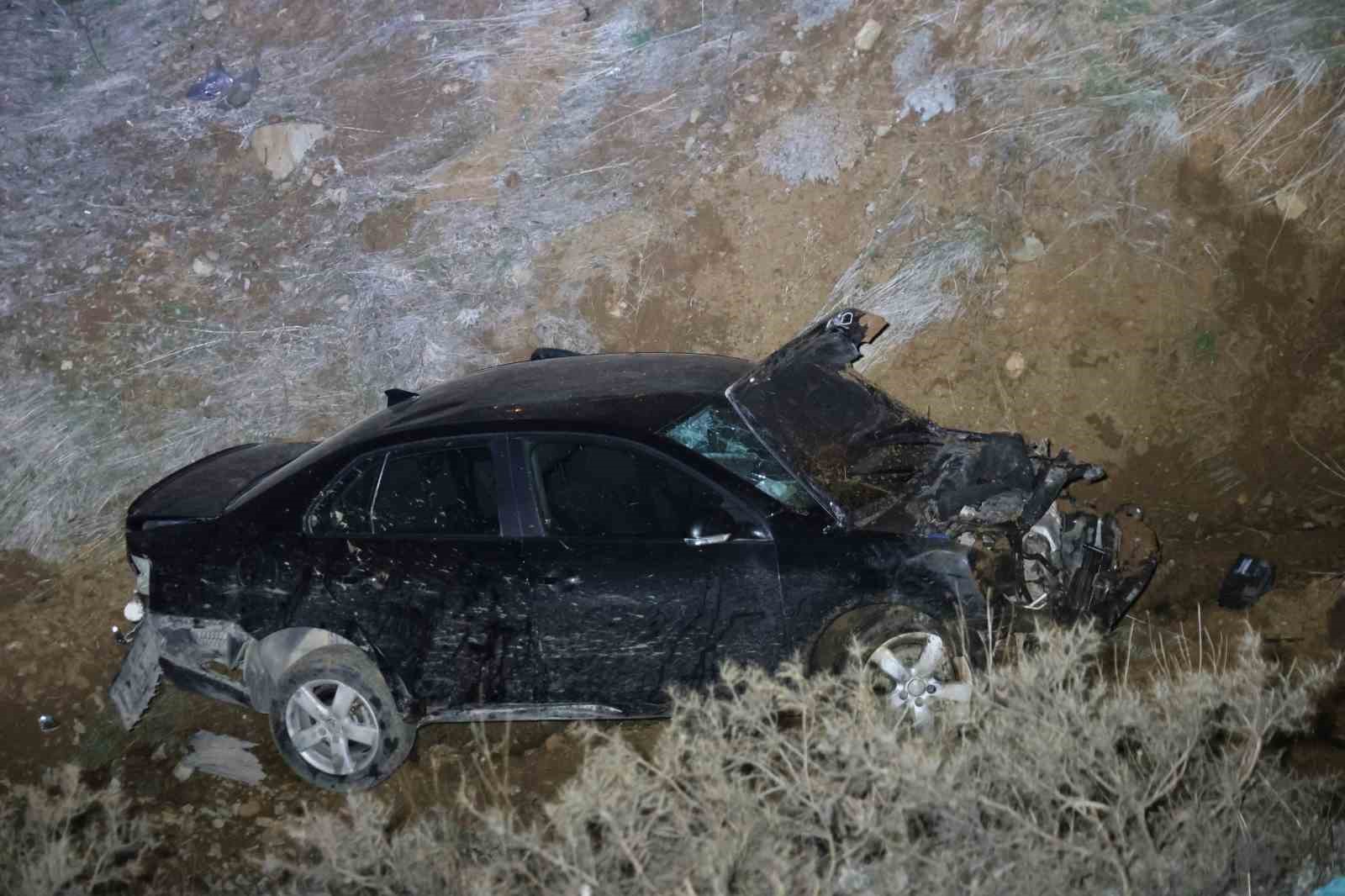 Elazığ’da otomobil şarampole uçtu: 2’si ağır 5 yaralı