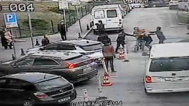 Tek suçu otoparkı göstermek! Uyarıya sinirlenen hasta yakını güvenlik görevlisine saldırdı