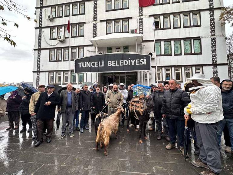 Tunceli Belediyesi önünde eşekli, keçili protesto