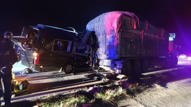 3 kişinin hayatını kaybettiği kazada tiyatro ekibini taşıyan minibüs sürücüsü tutuklandı