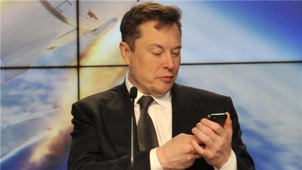 Elon Musk şimdide telefon üretmeyi hedefliyor! İphone'a rakip olabilir