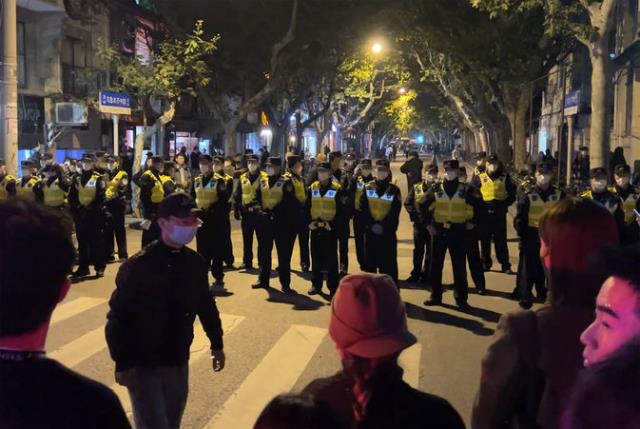 Çin'de Kovid-19 tedbirlerinin yeniden getirilmesinin ardından ülke genelinde protestolar başladı