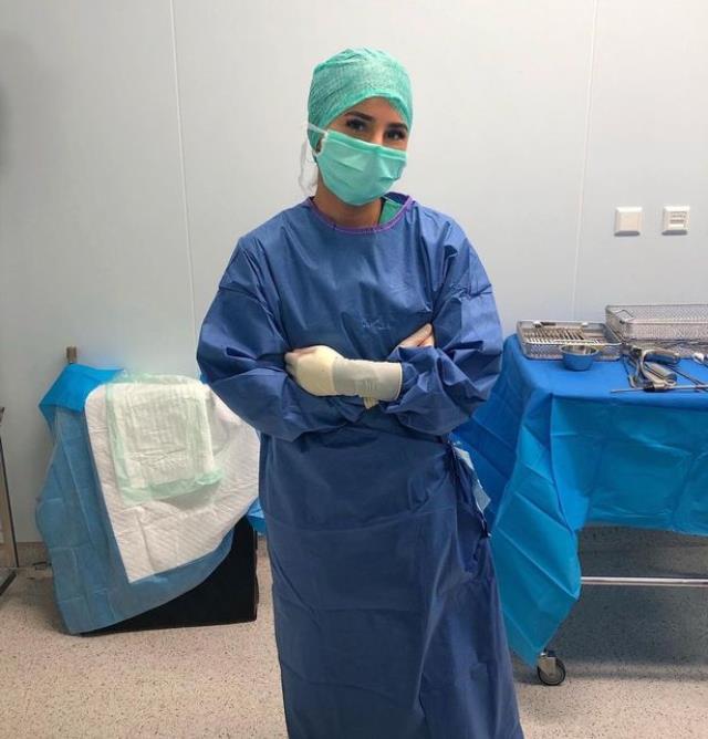 Bu fotoğrafta her şey normal ama asıl olanlar kadın doktor önlüğünü çıkarınca oluyor