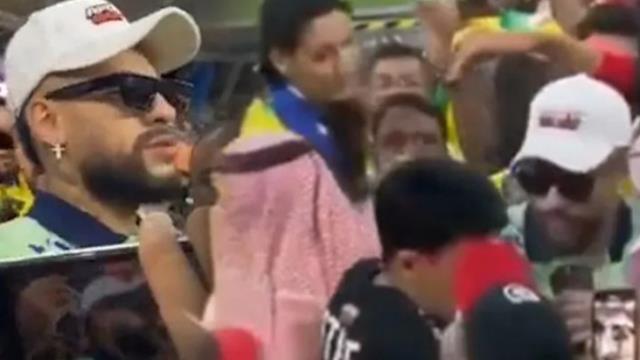 Dünya Kupası maçının önüne geçen olay! Neymar'a benzeyen taraftar canını zor kurtardı