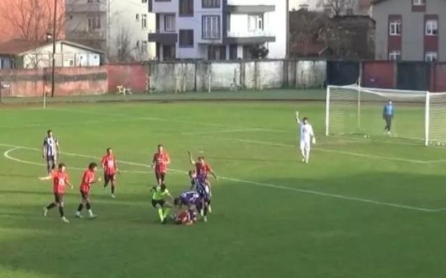 Türkiye'nin ayakta alkışladığı hakem! Dili boğazına kaçan futbolcuyu bakın nasıl hayata döndürdü