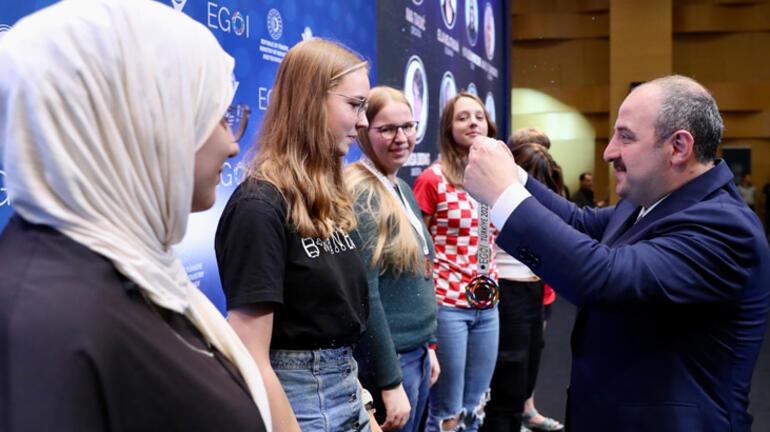 Bu gurur Türkiye’nin! Duru Özer, Kızlar Bilgisayar Olimpiyatı'nda altın madalya kazandı