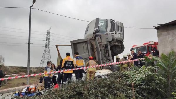 Hafriyat kamyonu otomobilin üstüne devrildi ! Araçlarda sıkışanlar var