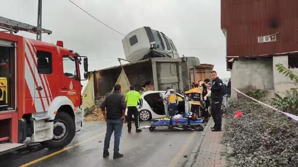 Hafriyat kamyonu otomobilin üstüne devrildi ! Araçlarda sıkışanlar var