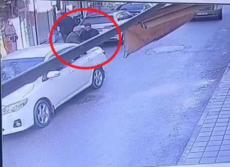 Otomobili ile kamyonet arasında sıkıştı; o anlar kamerada