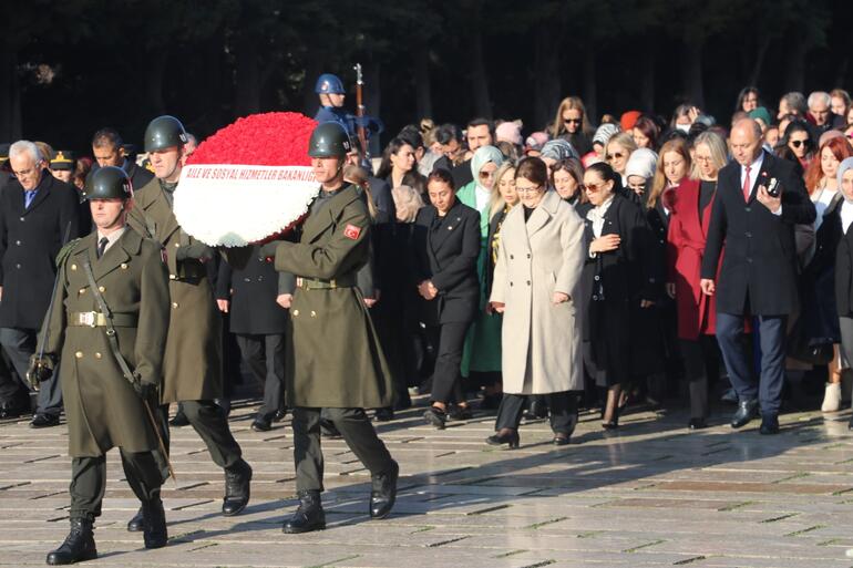 Bakan Yanık, kadınlarla Anıtkabir'i ziyaret etti