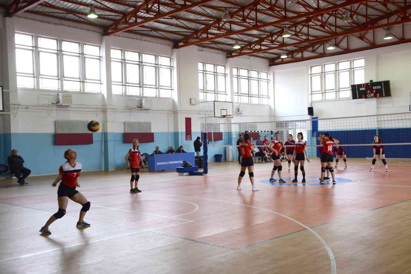 Voleybol turnuvasında yarı finalistler belli oldu