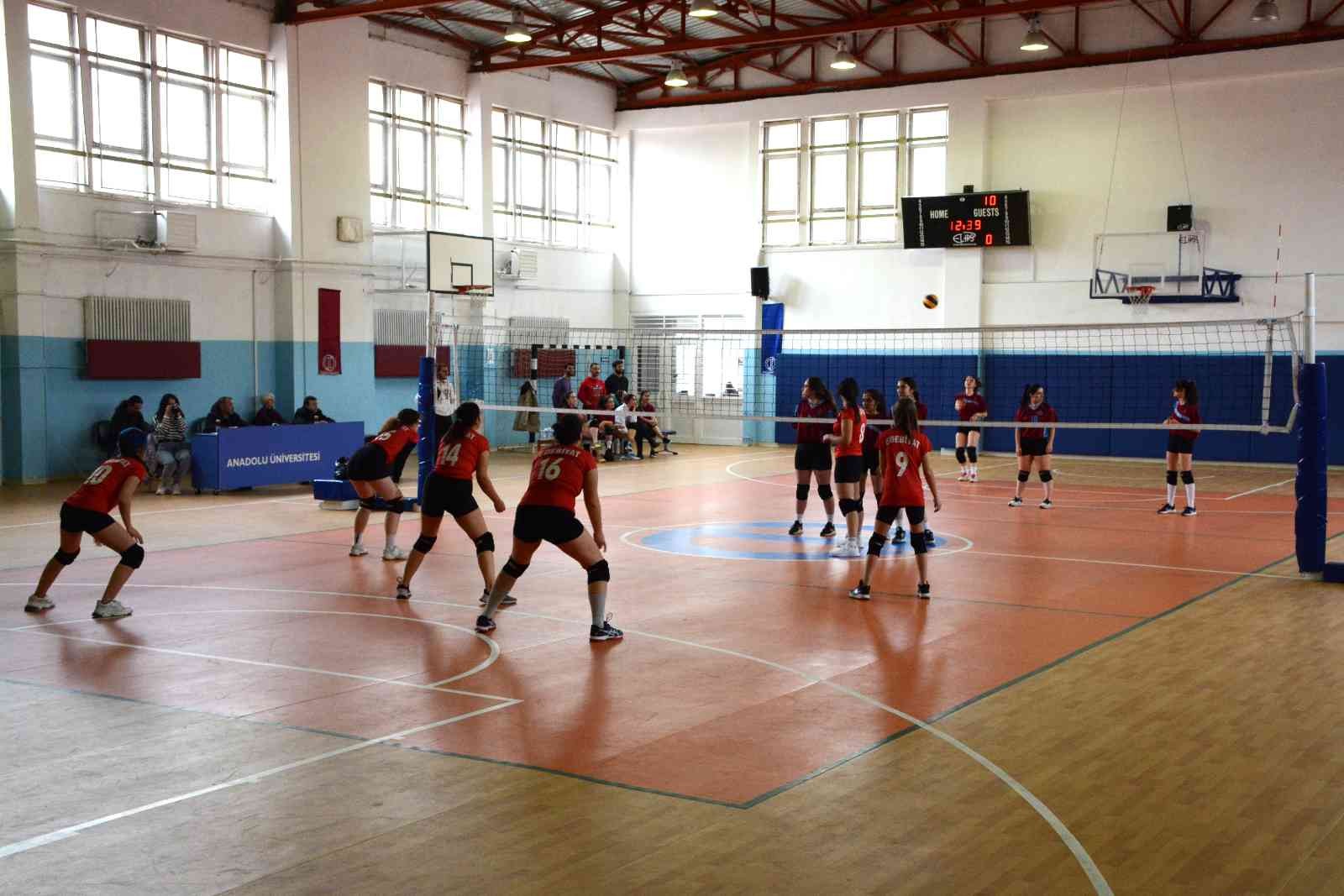 Voleybol turnuvasında yarı finalistler belli oldu