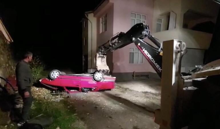 Direğe çarpan otomobil, 5 metre yüksekten evin bahçesine düştü