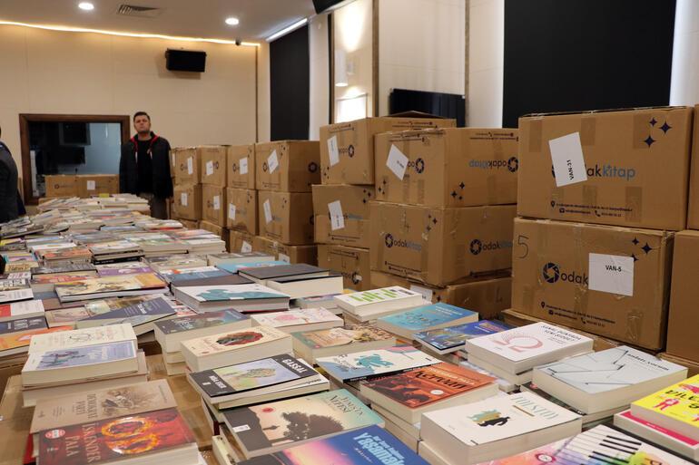 Bakanlıktan Van'ın 13 ilçesine 97 bin 500 kitap desteği