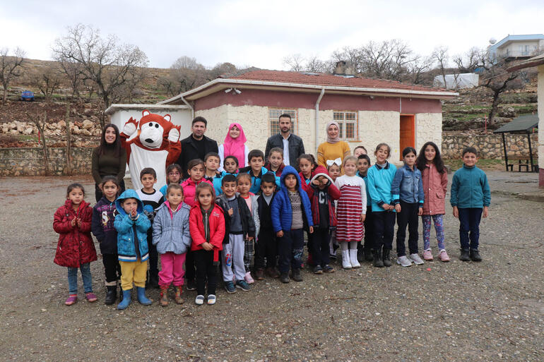 Gönüllü öğretmen ve öğrenciler, köy köy gezip masal anlatıyor