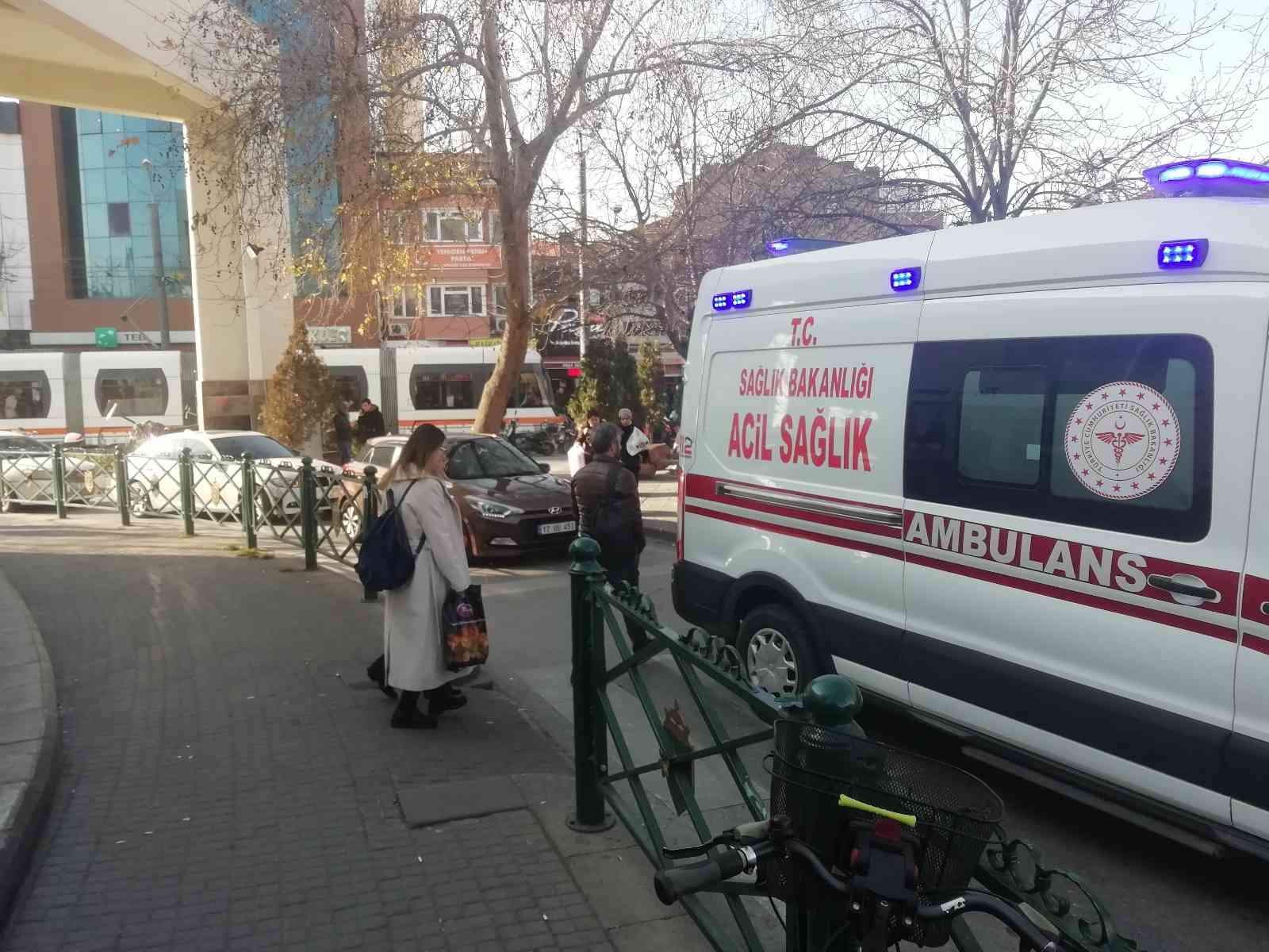 Duyarsız sürücü ambulansın yolunu kapattı