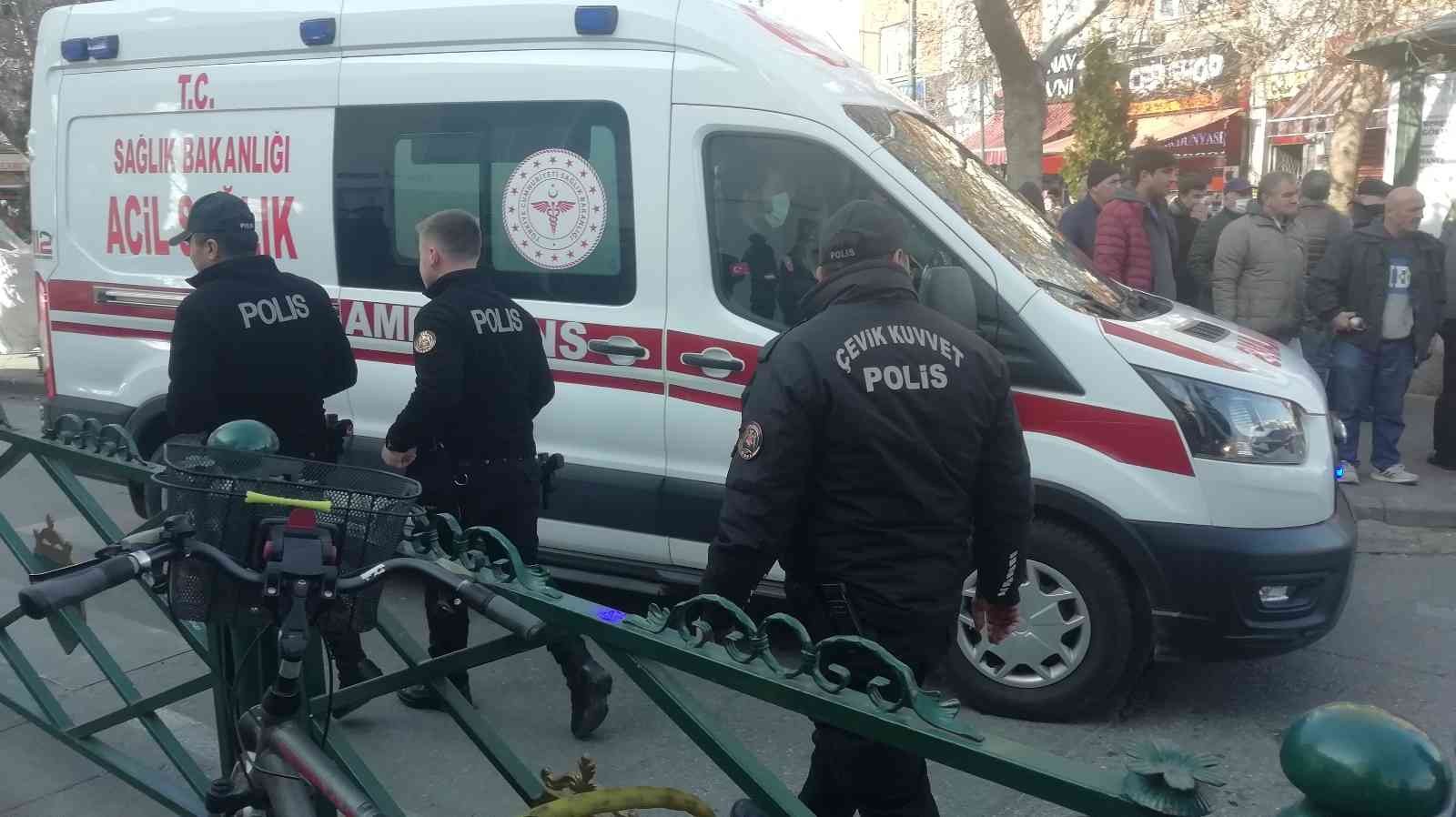 Duyarsız sürücü ambulansın yolunu kapattı