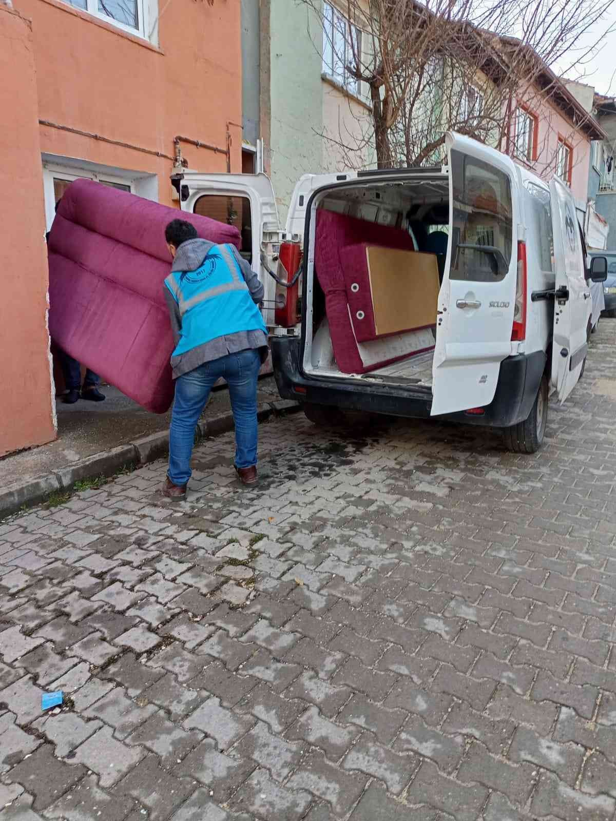 Gönüllü havacılardan ailelere koltuk takımı yardımı