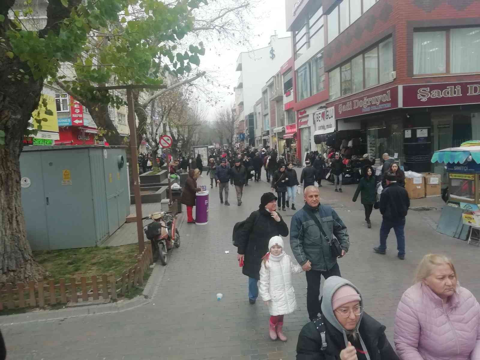 Çarşıda yılbaşı kalabalığı