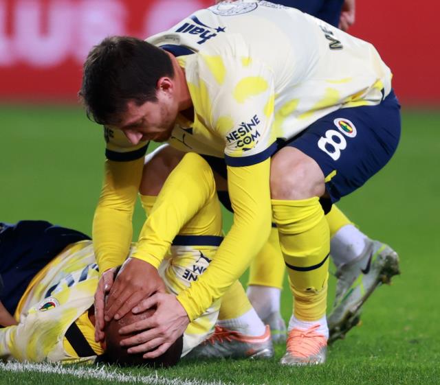 Doktorla konuşan Mert Hakan'ın yüzünün şekli her şeyi özetledi! Joao Pedro'nun fotoğrafına yürek dayanmaz