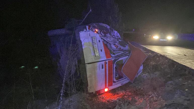 Kütahya'da ambulans devrildi; 3 sağlık personeli yaralı