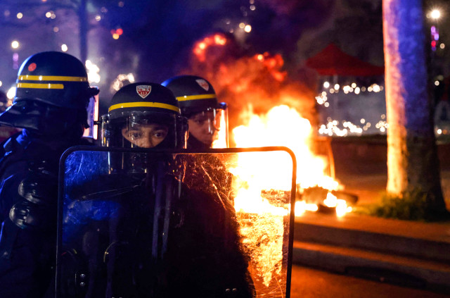 Fransa'yı karıştıran görüntü! Protestolar sırasında sokaklar alev alev yanarken, onlar yemek yemeye devam ettiler