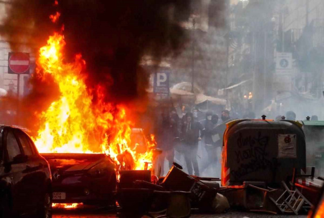 Fransa'yı karıştıran görüntü! Protestolar sırasında sokaklar alev alev yanarken, onlar yemek yemeye devam ettiler