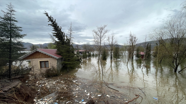 Görüntü fay hattının başlangıç noktasından! Zemini yaklaşık 1,5 metre çöken tesisler gölün içine gömüldü