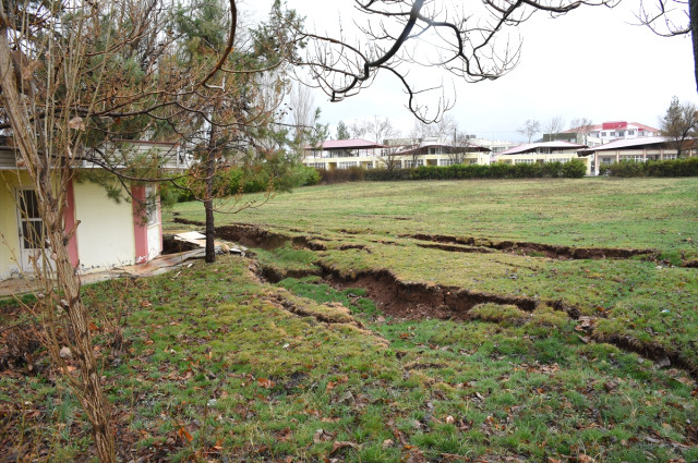 Görüntü fay hattının başlangıç noktasından! Zemini yaklaşık 1,5 metre çöken tesisler gölün içine gömüldü