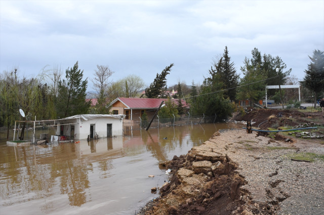 Görüntü fay hattının başlangıç noktasından! Zemini yaklaşık 1,5 metre çöken tesisler gölün içine gömüldü